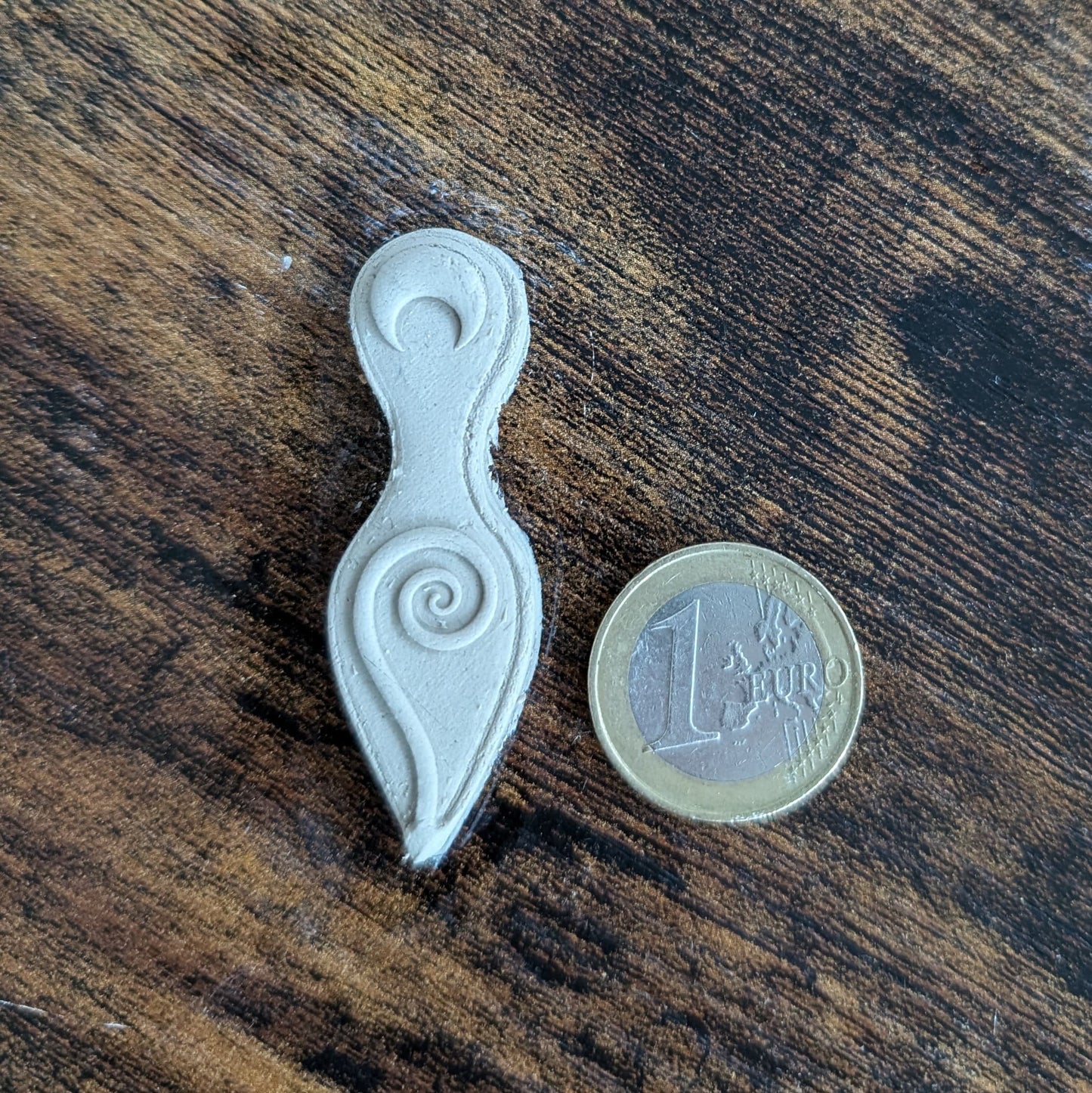 Ausstecher mit Stempel - Spiralgöttin