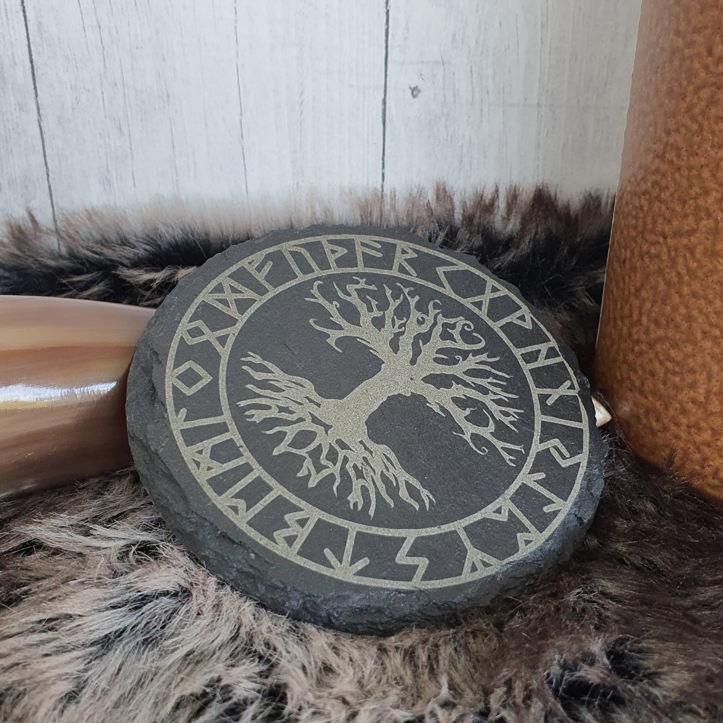 Dessous de verre en ardoise Yggdrasil avec couronne runique