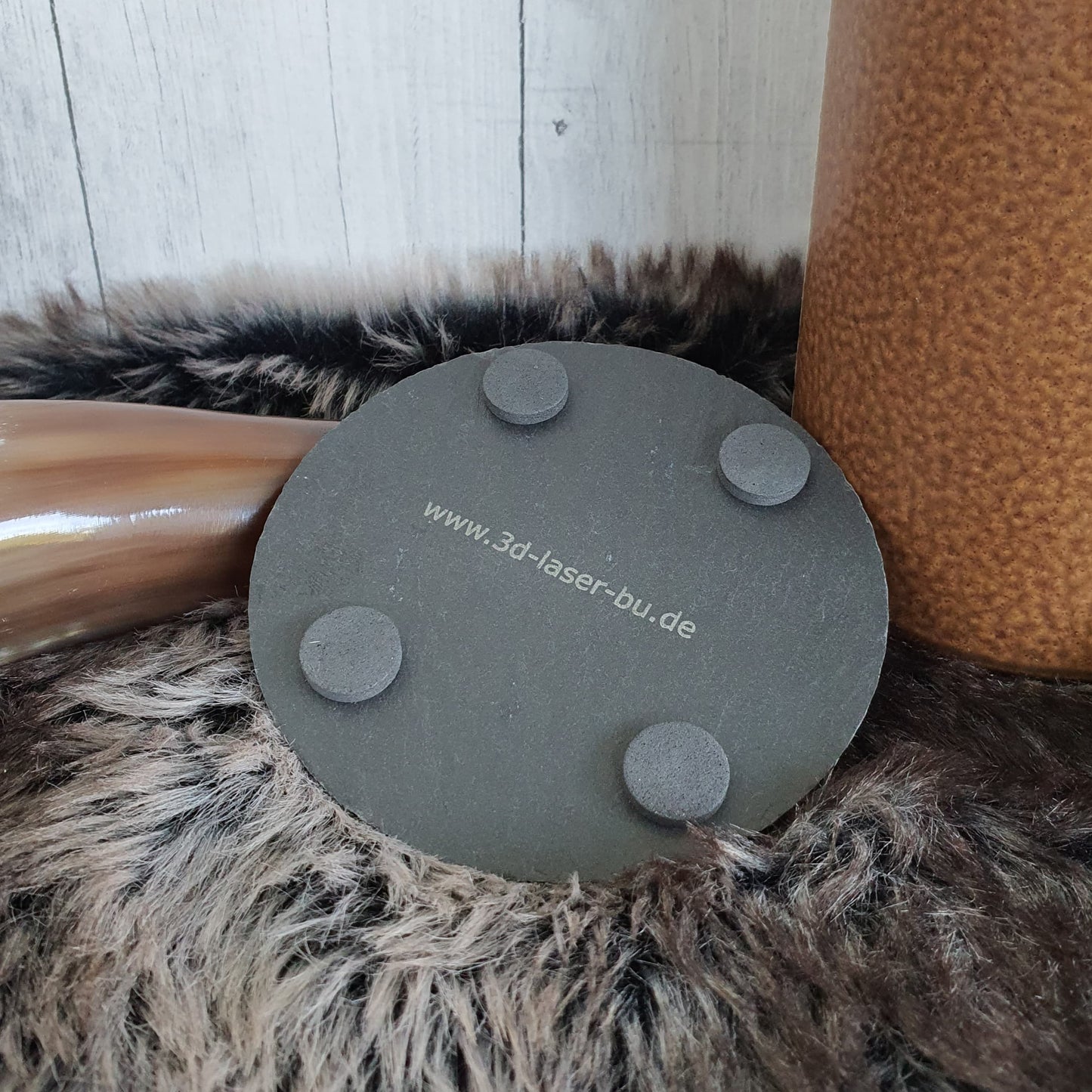 Dessous de verre en ardoise Yggdrasil avec couronne runique