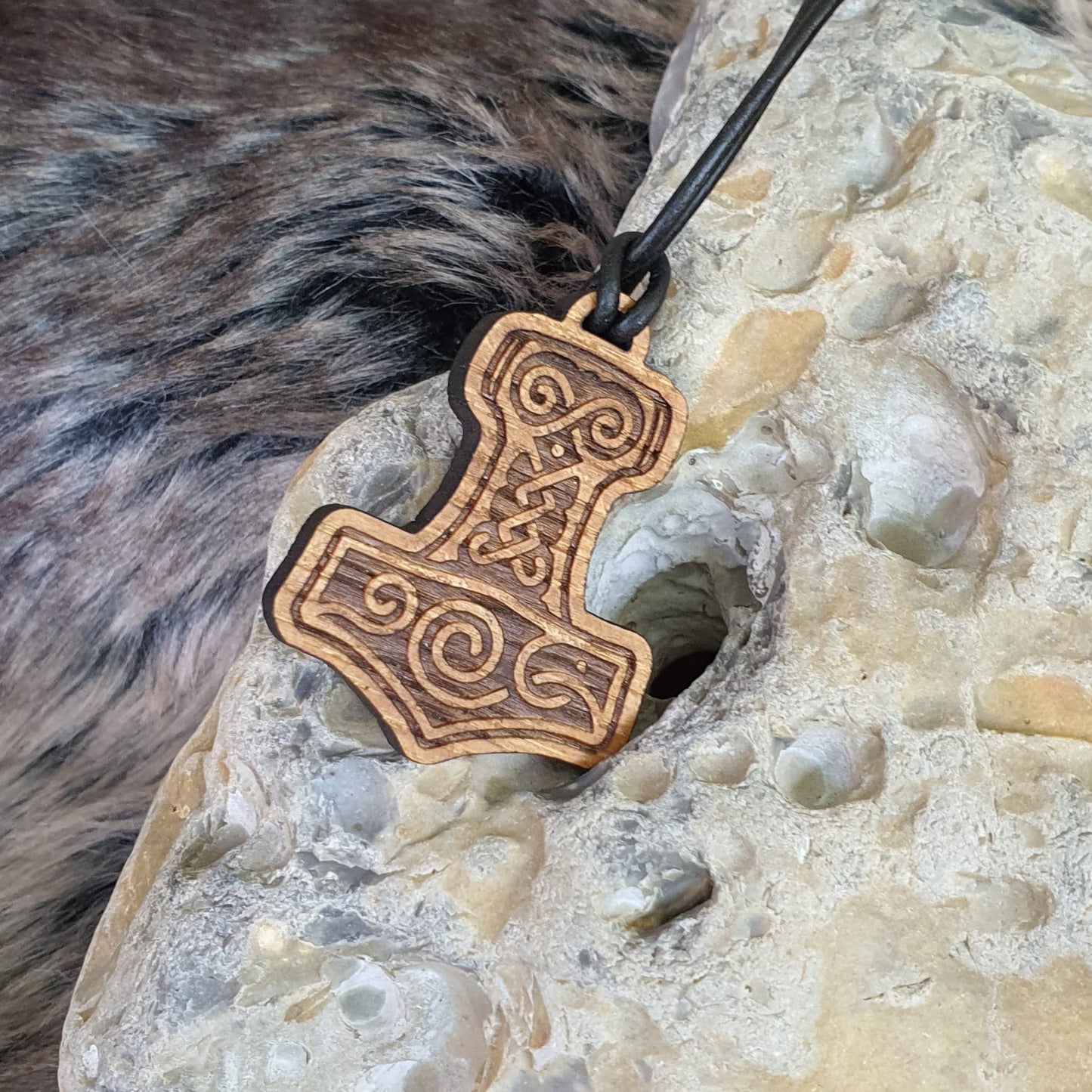 Pendentif en bois - Mjolnir / Marteau de Thor