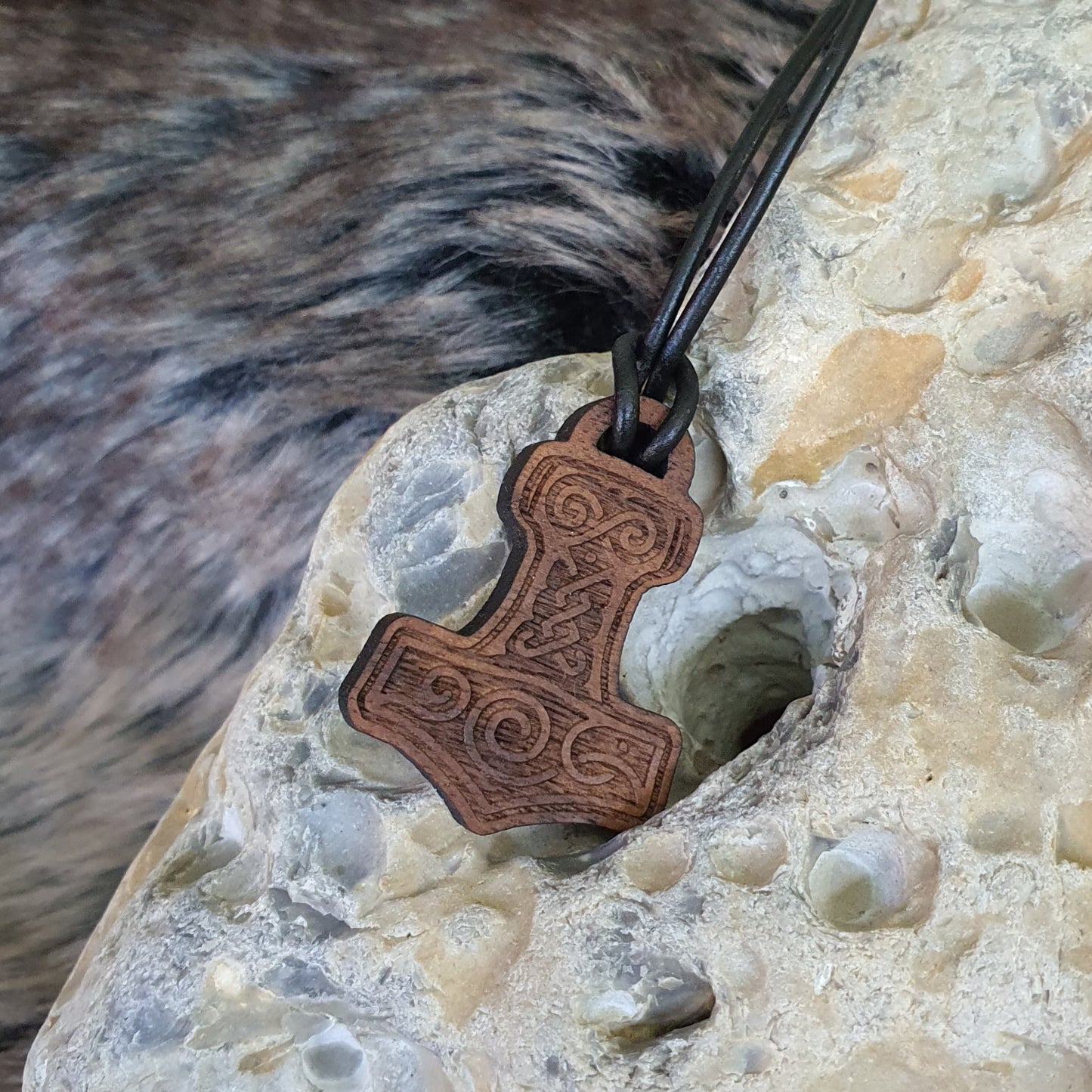 Pendentif en bois - Mjolnir / Marteau de Thor