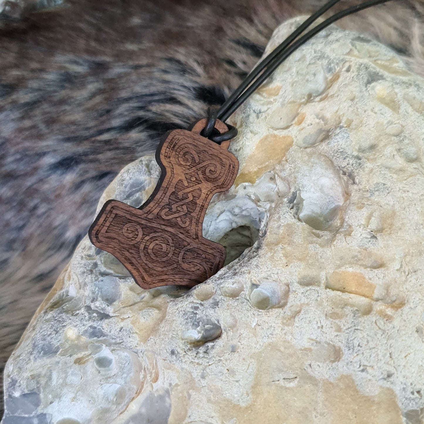 Pendentif en bois - Mjolnir / Marteau de Thor