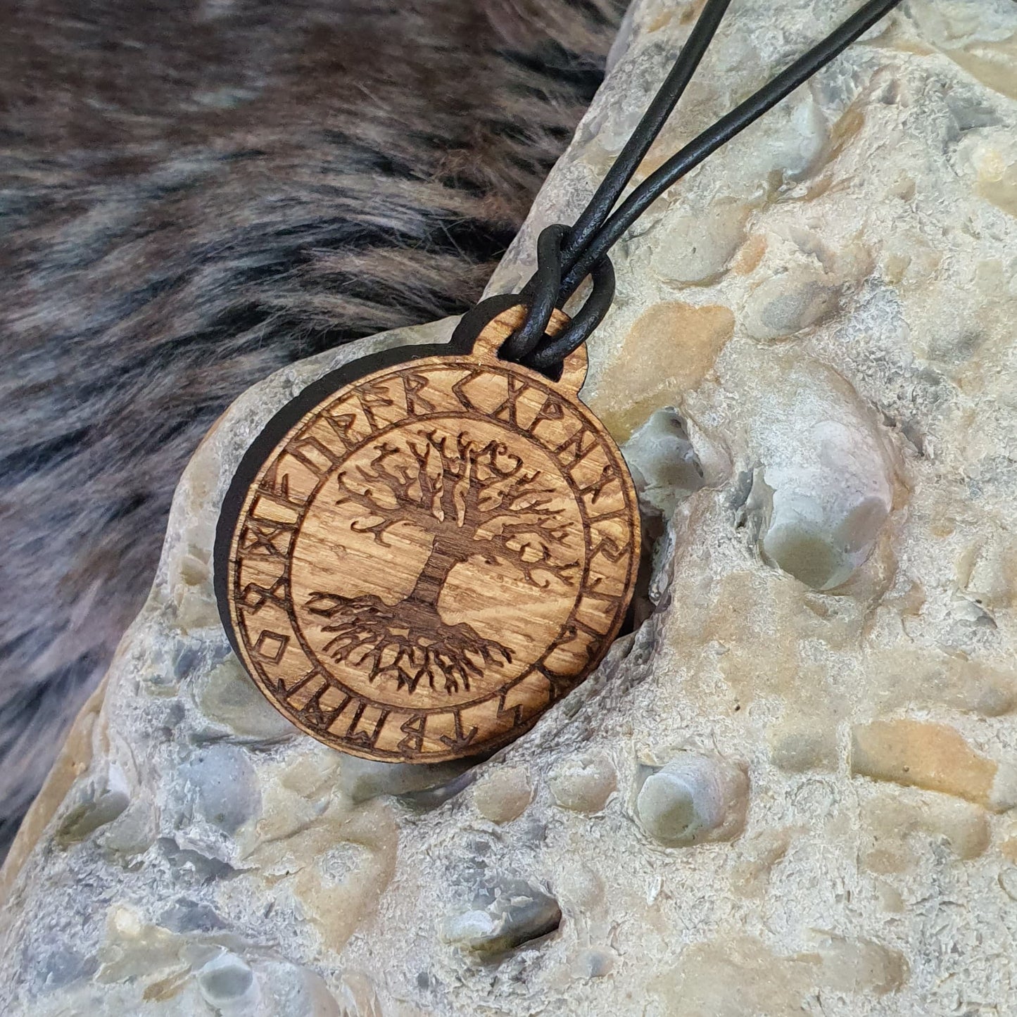 Pendentif en bois - Yggdrasil avec runes
