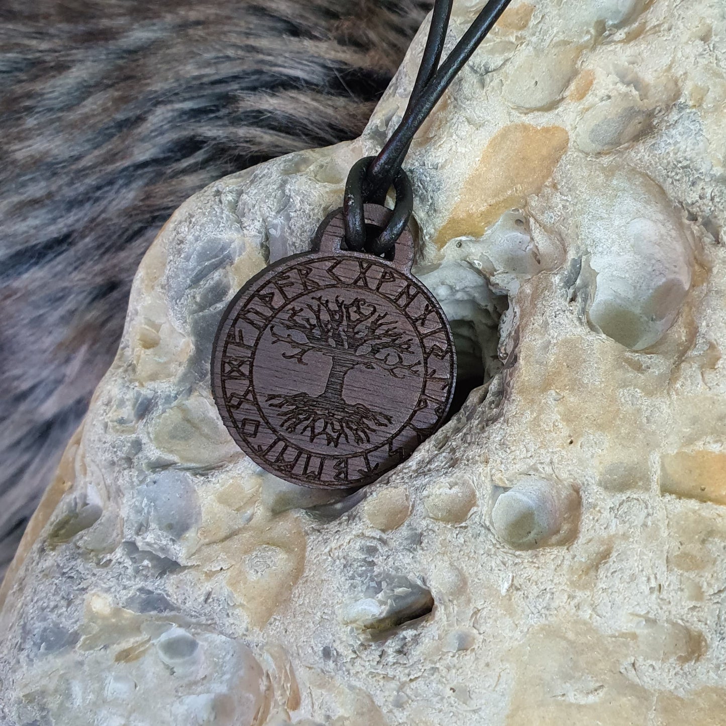 Pendentif en bois - Yggdrasil avec runes