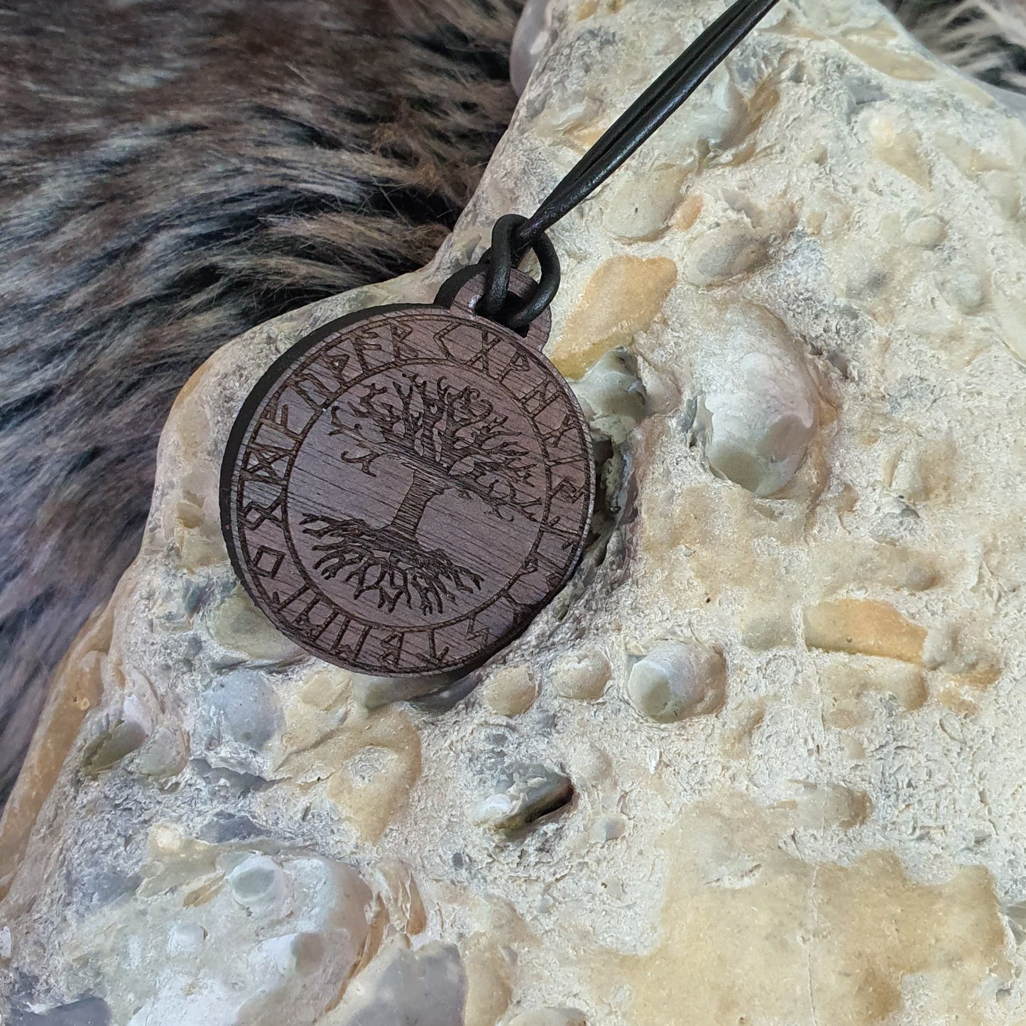 Pendentif en bois - Yggdrasil avec runes