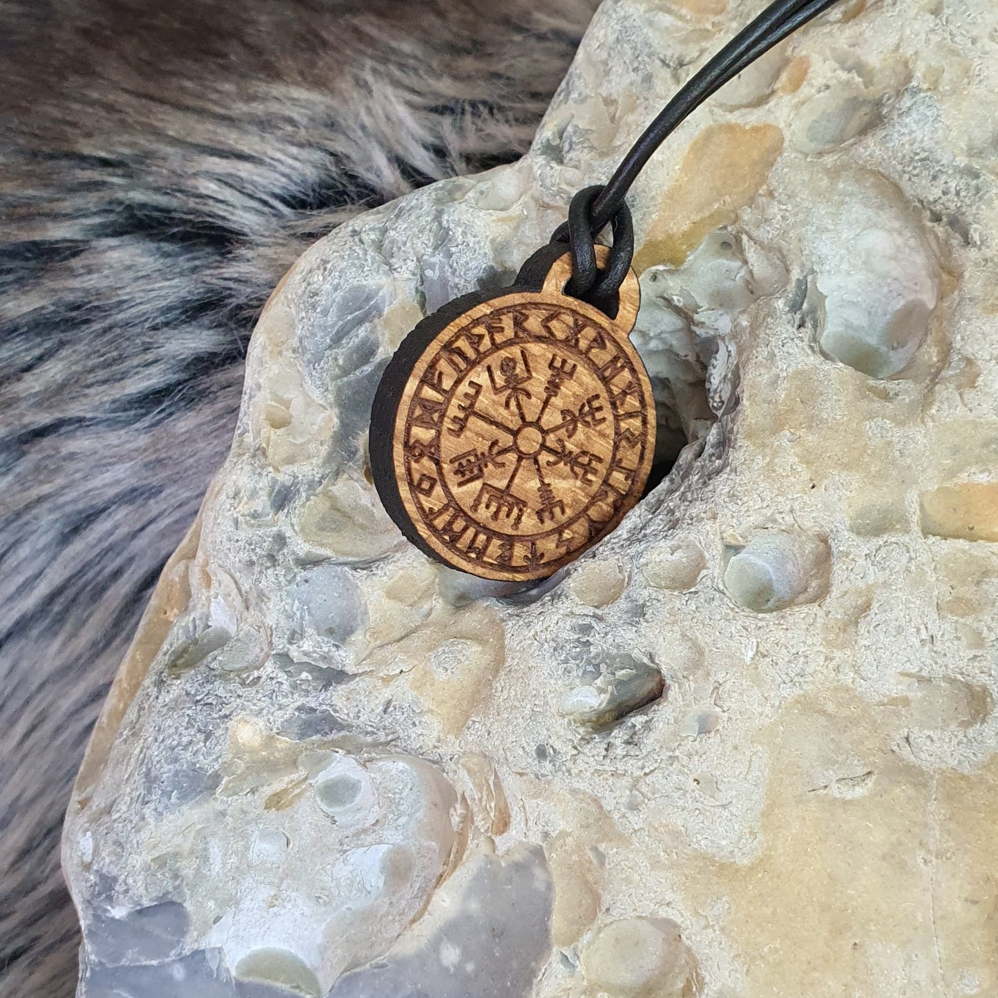Pendentif en bois - Vegvisir avec runes