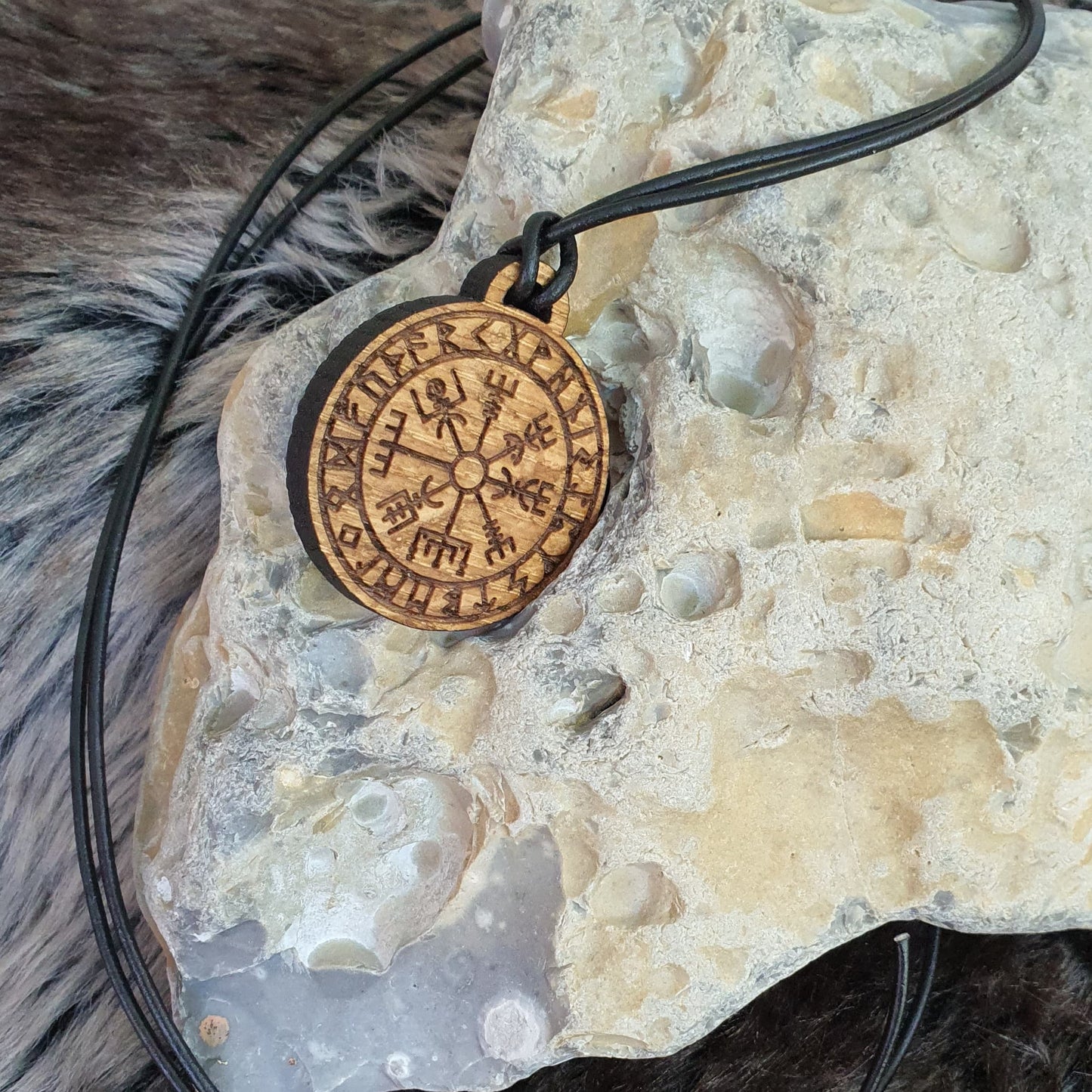 Pendentif en bois - Vegvisir avec runes