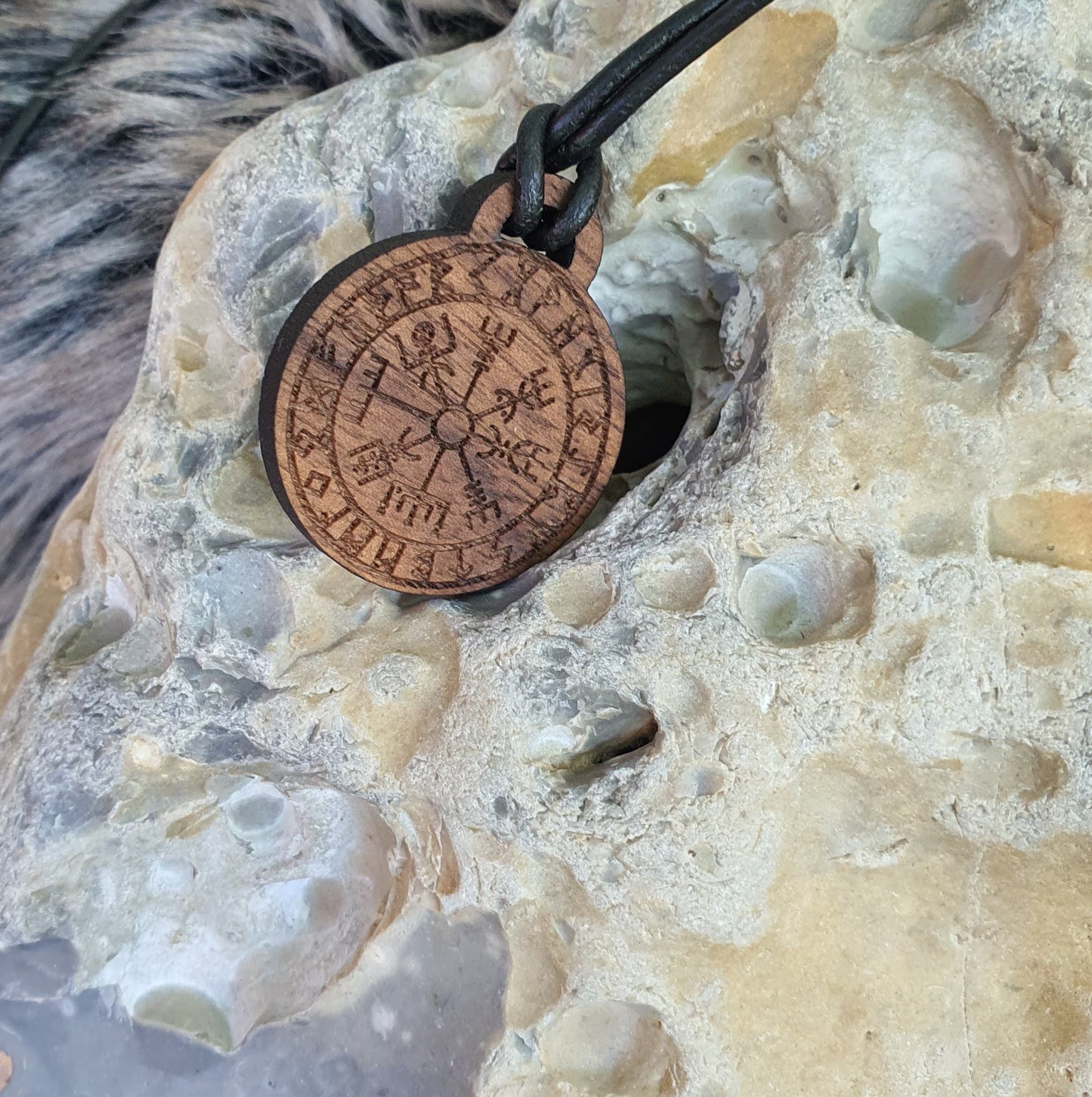 Pendentif en bois - Vegvisir avec runes