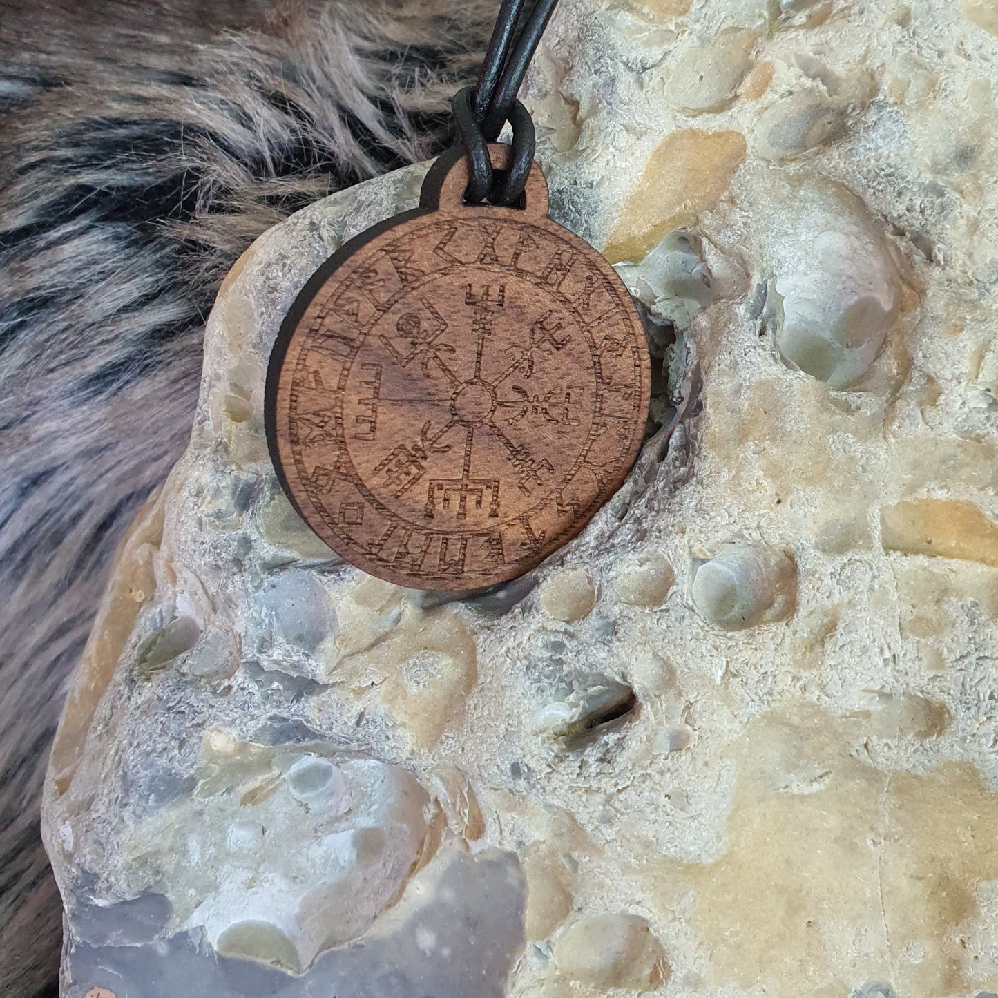 Pendentif en bois - Vegvisir avec runes