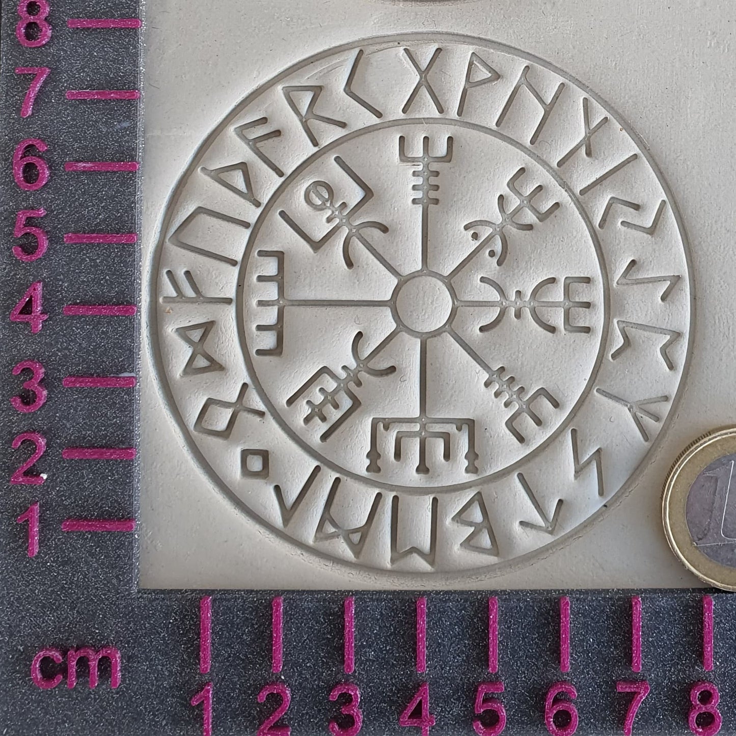 Stempelplatte Vegvisir mit Runenkranz