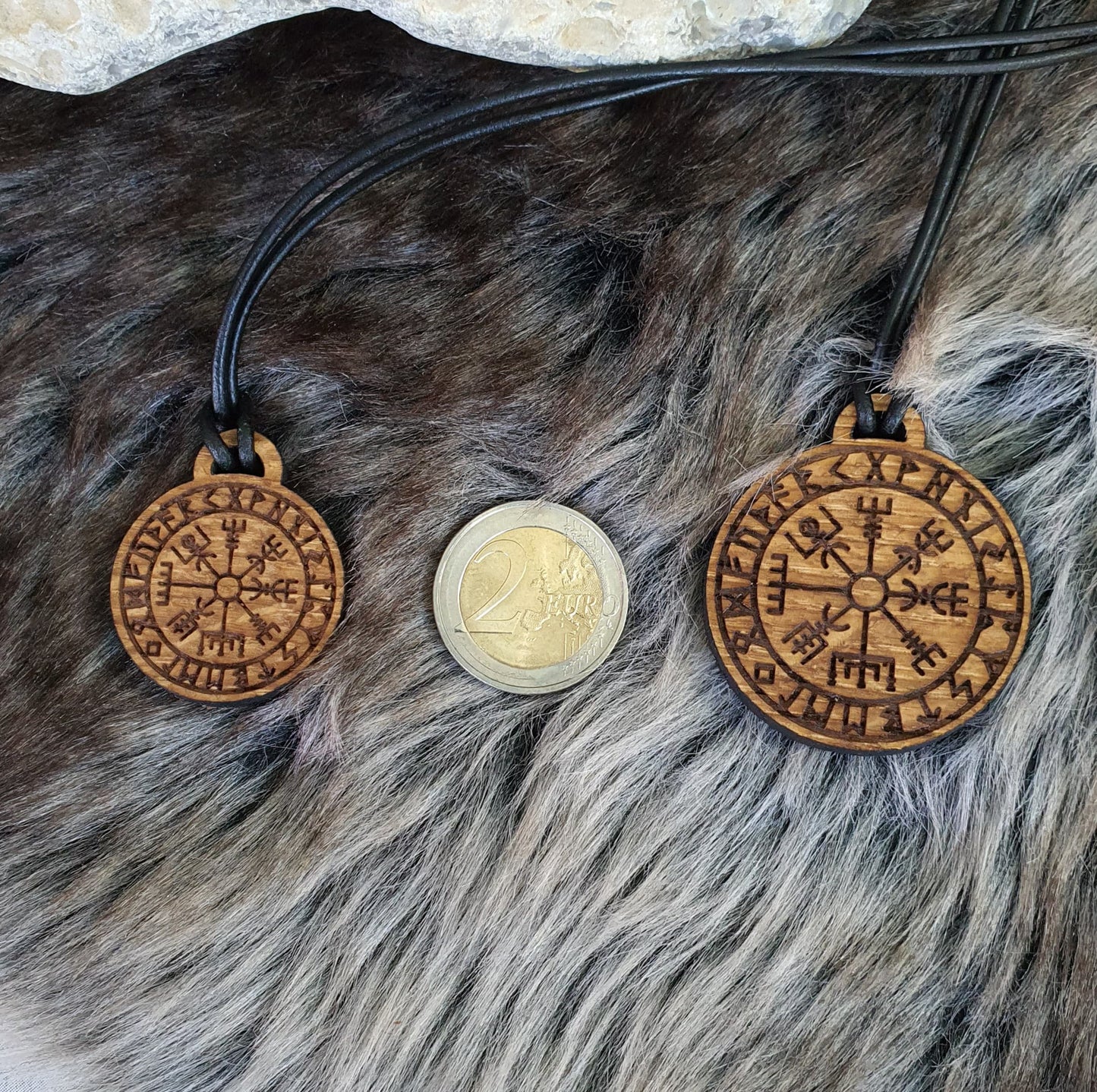 Pendentif en bois - Vegvisir avec runes