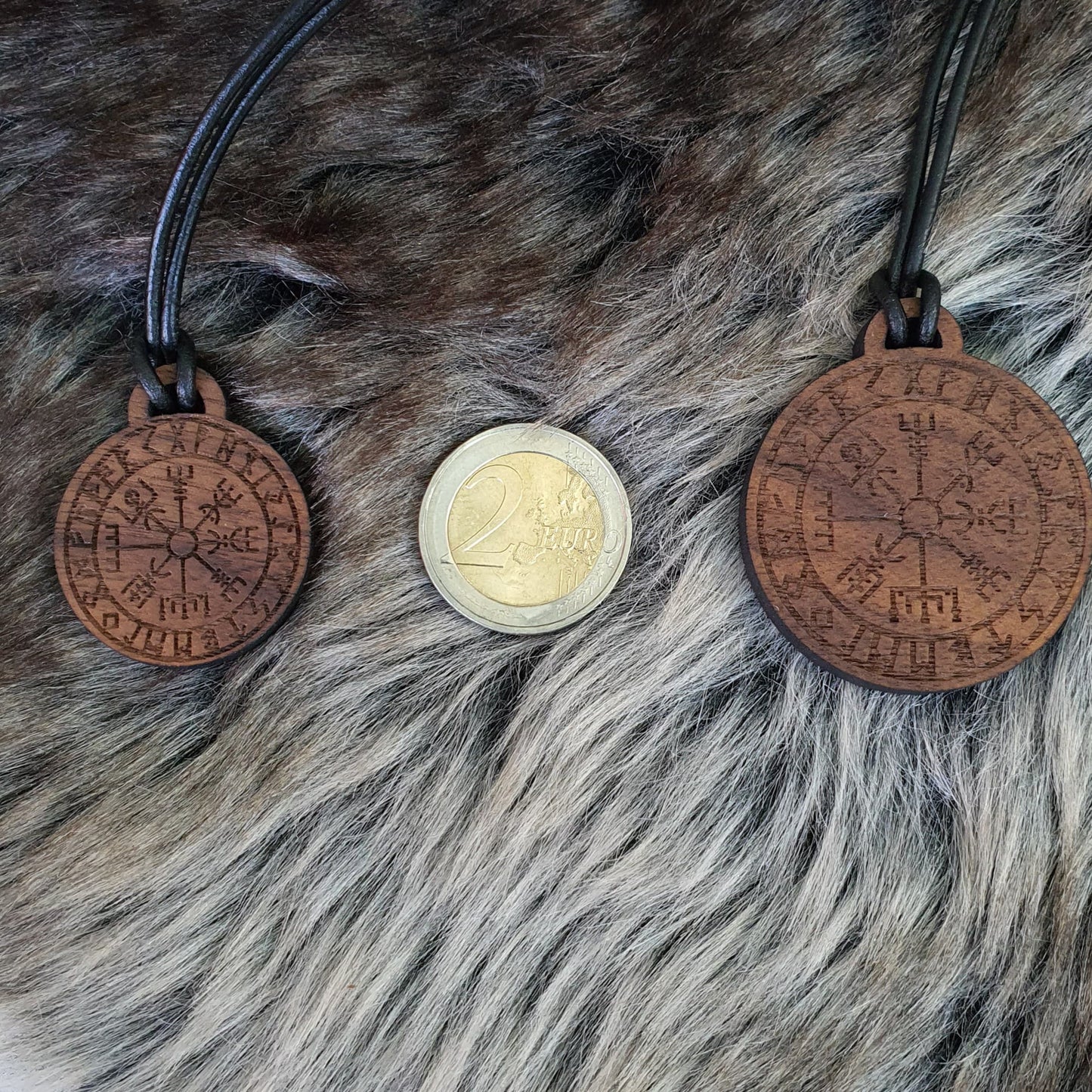 Pendentif en bois - Vegvisir avec runes