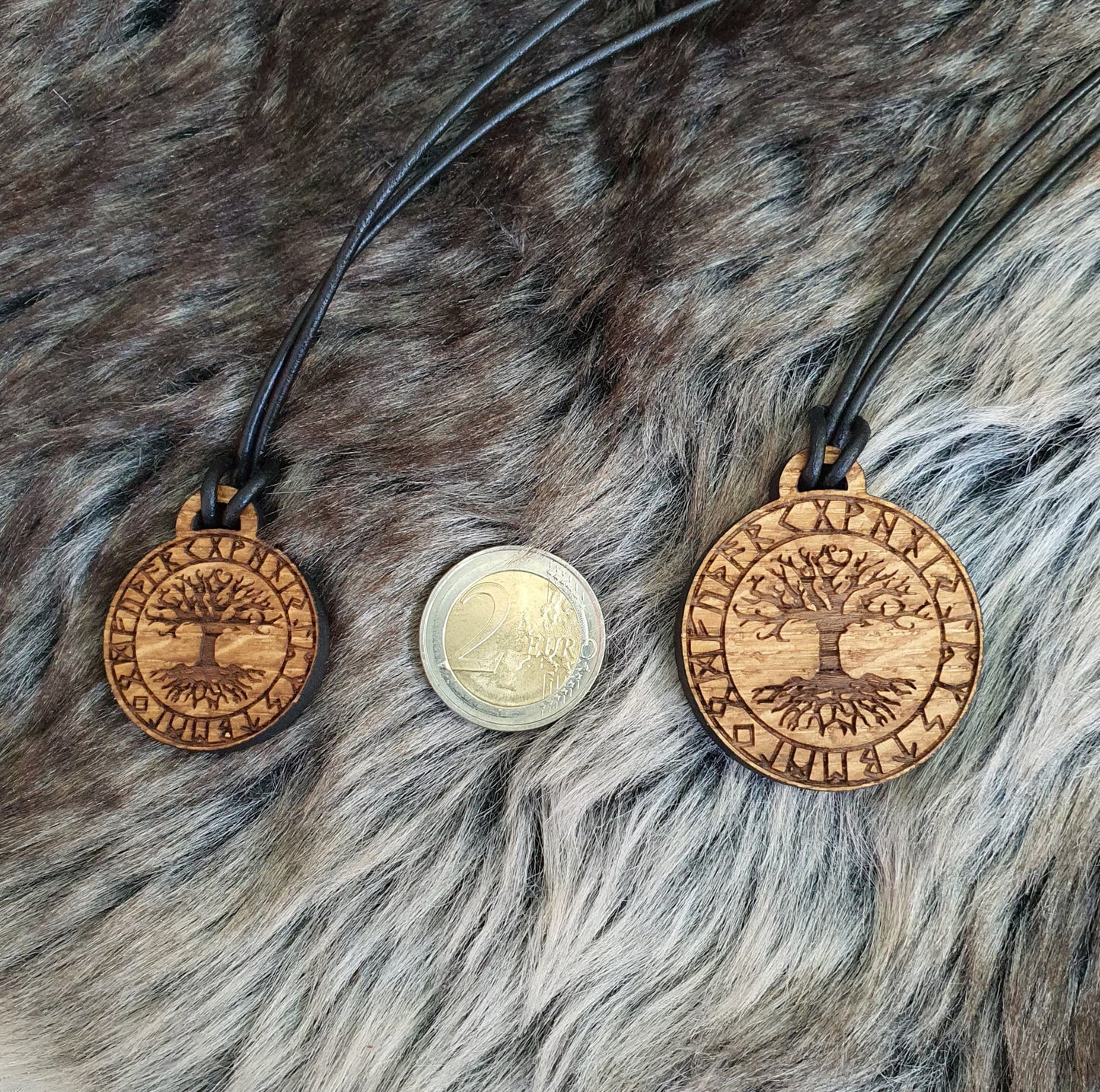 Pendentif en bois - Yggdrasil avec runes