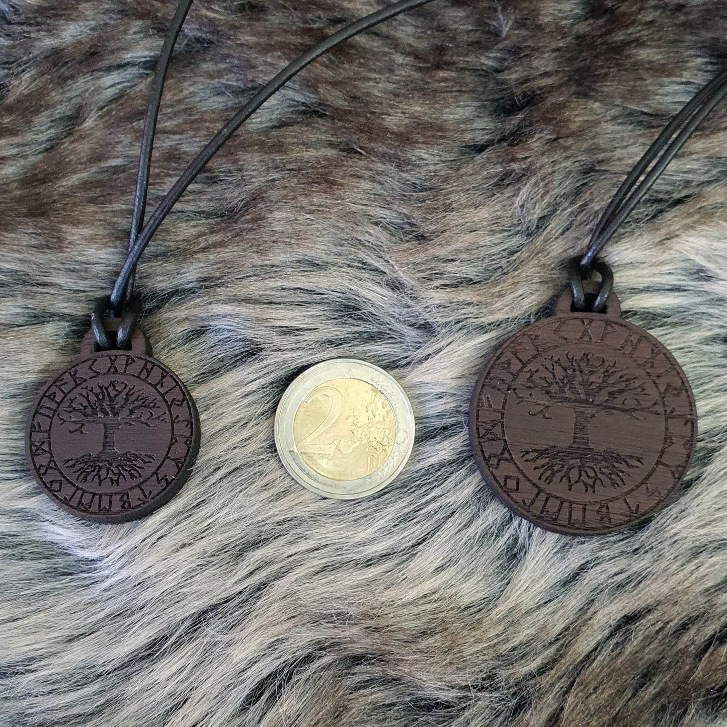 Pendentif en bois - Yggdrasil avec runes