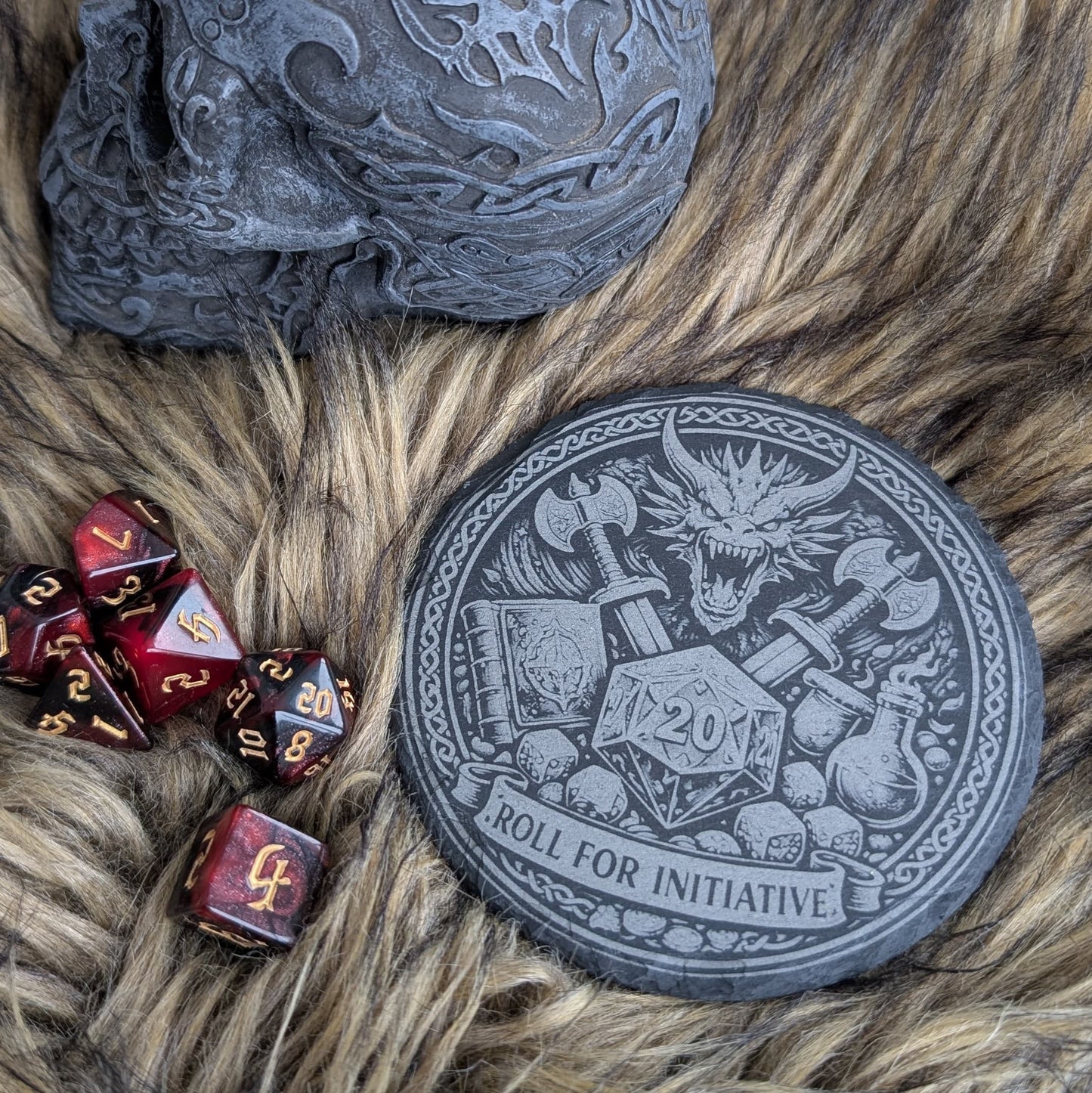 Schieferuntersetzer Pen & Paper - Drache, Schwert, W20, Roll for initiative