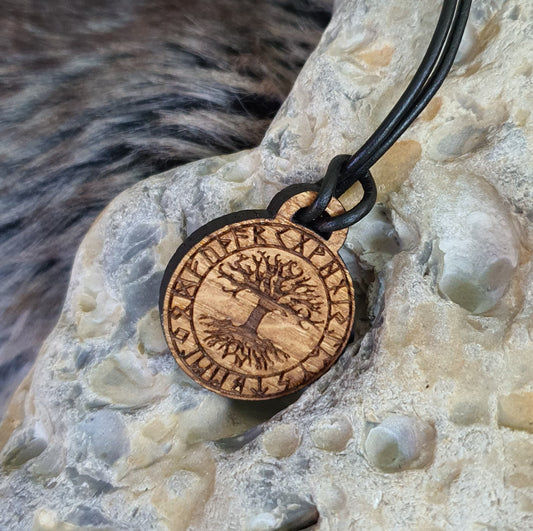 Kettenanhänger aus Holz - Yggdrasil mit Runen