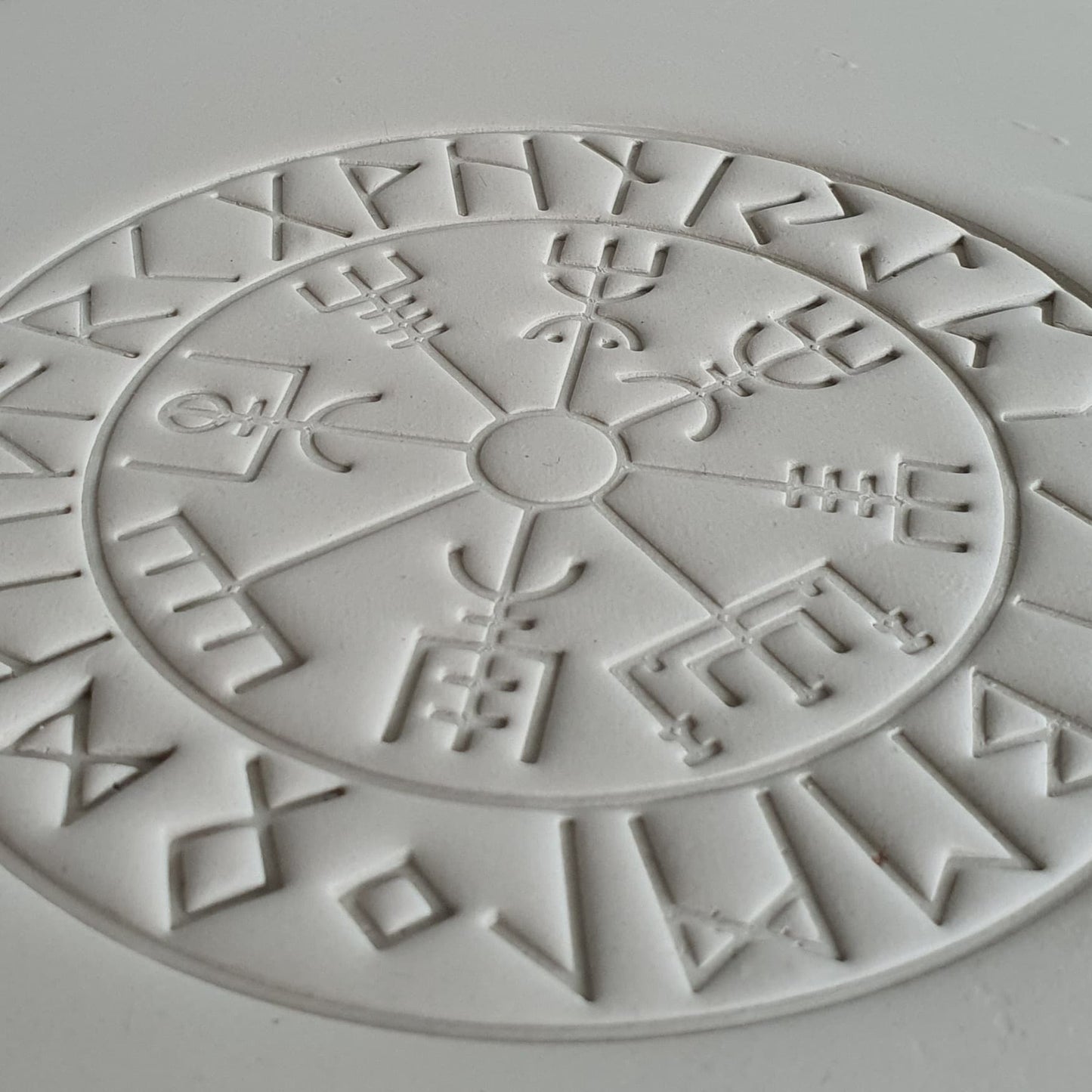 Stempelplatte Vegvisir mit Runenkranz