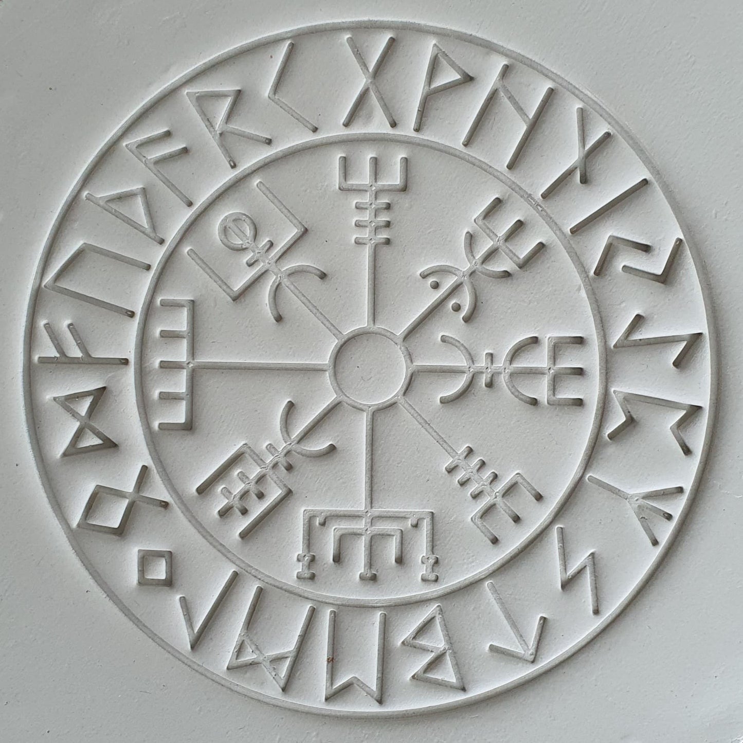 Stempelplatte Vegvisir mit Runenkranz