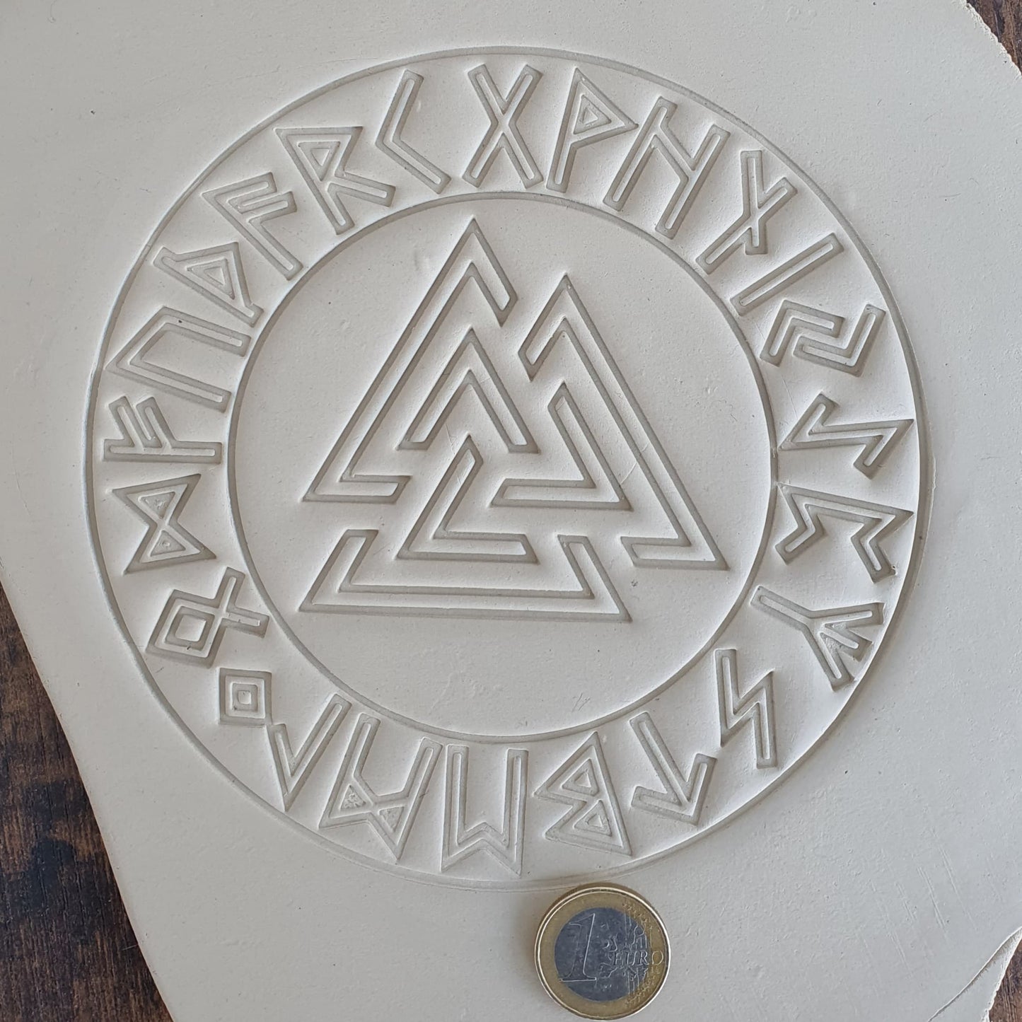 Stempelplatte Valknut / Odinsknoten mit Runenkranz Outline